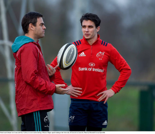 Head coach Johann van Graan and Joey Carbery in conversation during a Munster Rugby squad training at the University of Limerick in Limerick. Photo by Diarmuid Greene/Sportsfile