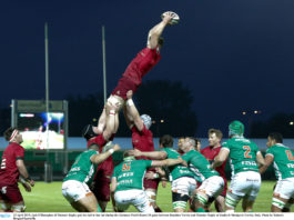 Jack O'Donoghue of Munster wins a lineout during the Guinness PRO14 Round 20 game between Benetton Treviso and Munster Rugby at Stadio di Monigo in Treviso, Italy. Photo by Roberto Bregani/Sportsfile