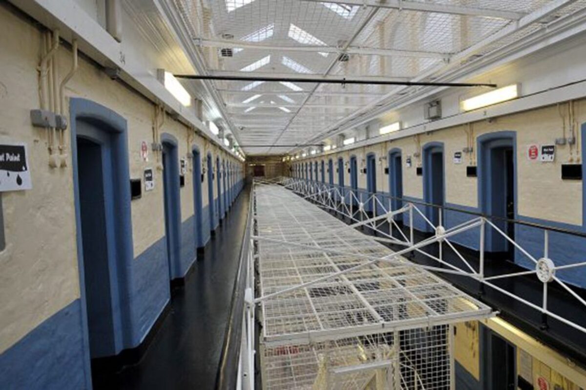 Prisoner returns himself to Limerick jail following escape during