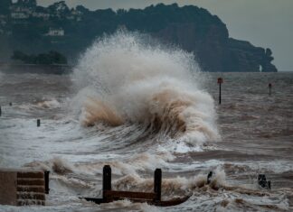 sea waves crashing on shore during daytime