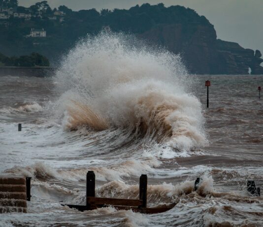 sea waves crashing on shore during daytime